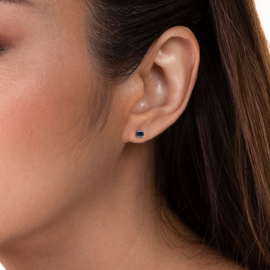 Pendientes clásicos de zafiro negro redondo de 3,5 mm en oro amarillo de 9 quilates.