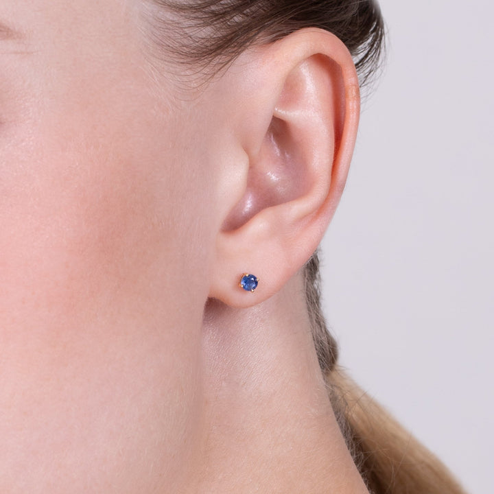 Pendientes clásicos de zafiro azul redondo de 3,5 mm en oro amarillo de 9 quilates.
