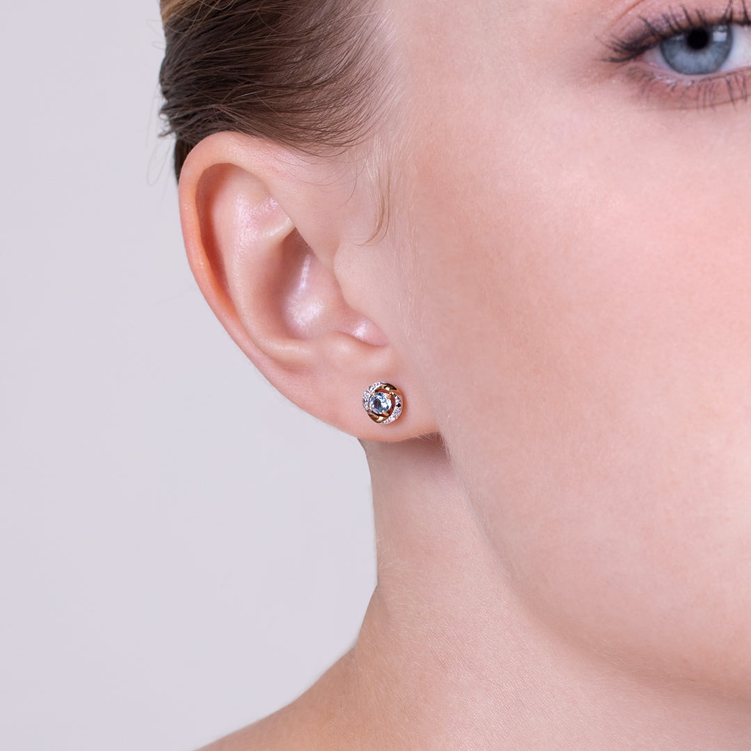 Pendientes tipo ear jacket con halo clásico de diamantes en espiral en oro amarillo de 9 quilates