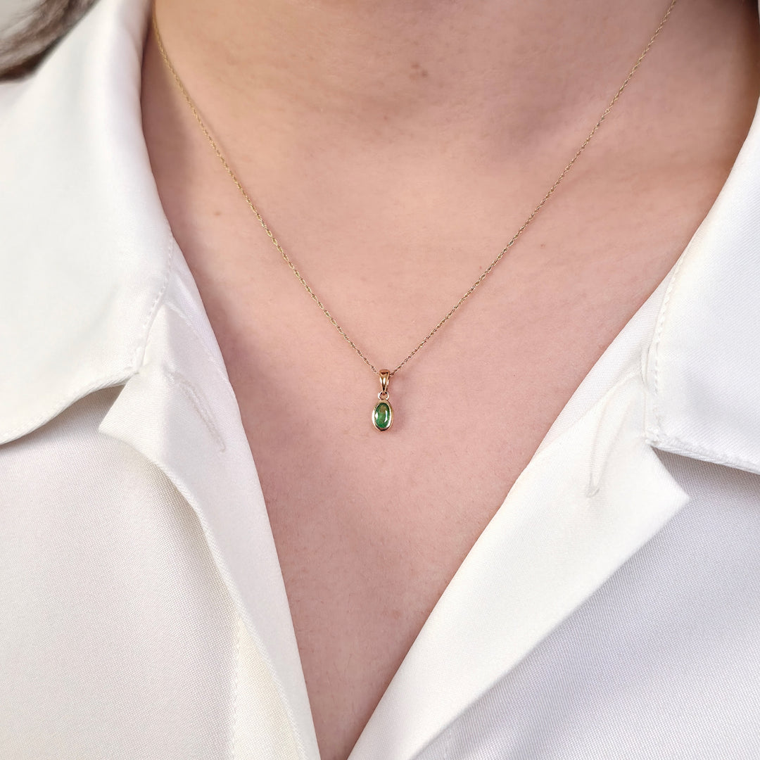 Colgante clásico de esmeralda ovalada en oro amarillo de 9 ct