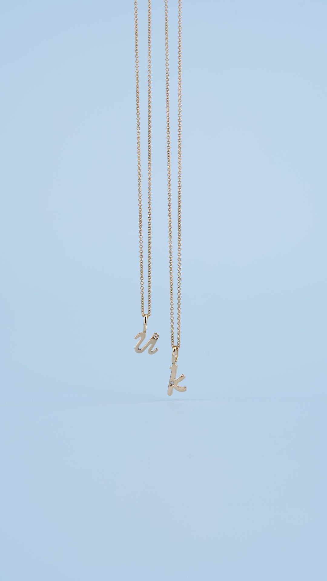 Colgante de diamantes con la letra U del alfabeto en oro amarillo de 9 quilates