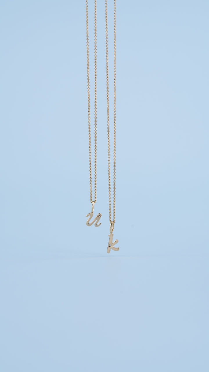 Colgante de diamantes con la letra U del alfabeto en oro amarillo de 9 quilates
