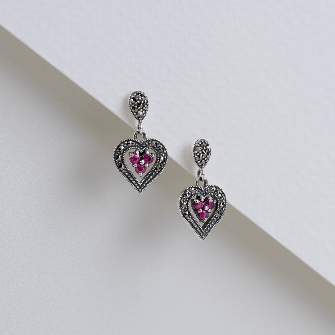 Aretes colgantes estilo Art Déco redondos con rubí y marcasita en forma de corazón en plata de ley 925