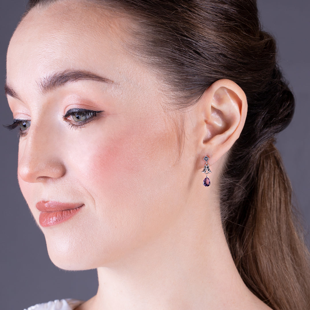 Aretes colgantes estilo Art Nouveau con granate pera y marcasita en plata de ley 925