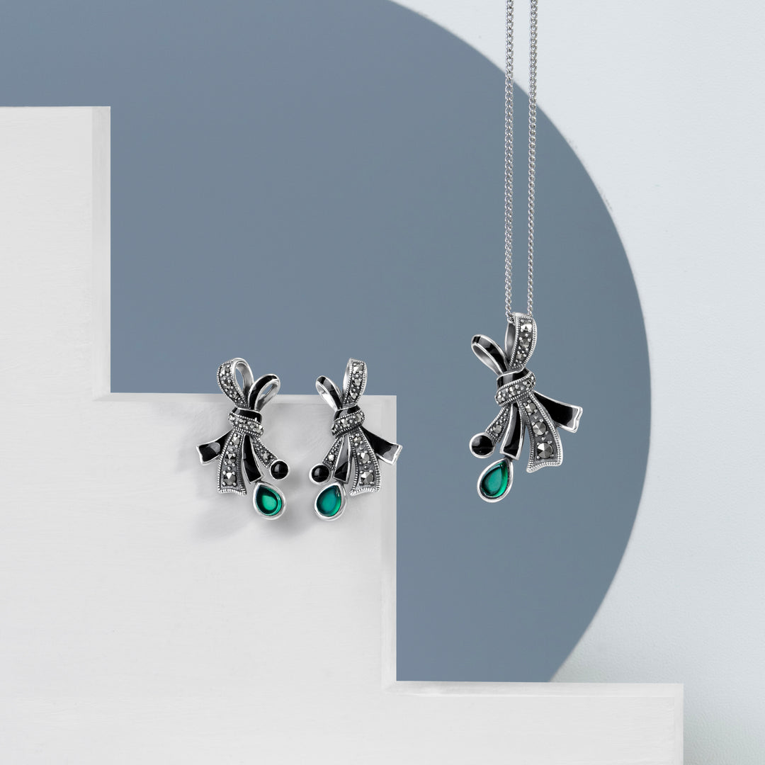 Pendientes estilo Art Nouveau con lazo de cinta de esmalte negro, marcasita y calcedonia en plata de ley