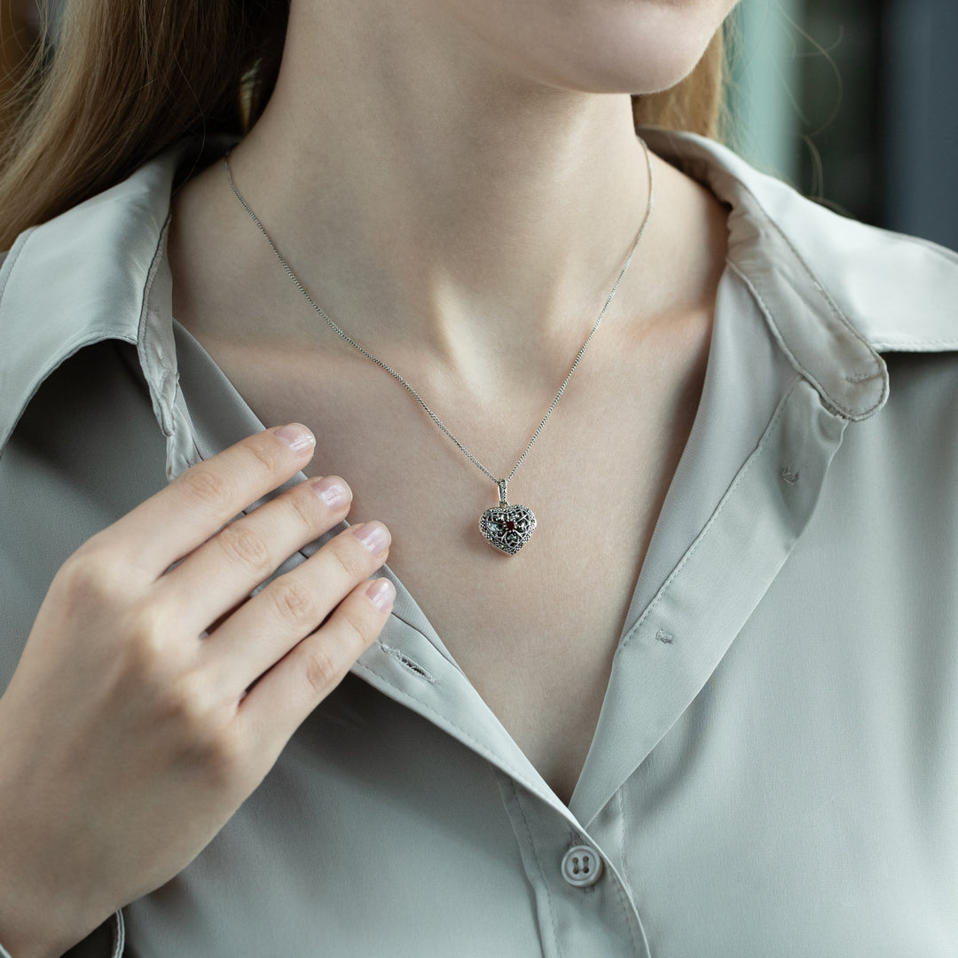 Medallón de cornalina y marcasita en forma de corazón estilo Art Nouveau con cadena en plata de ley 925