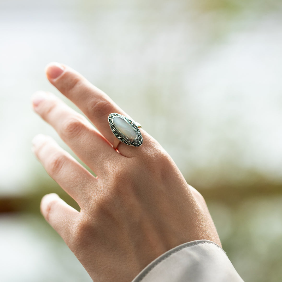 Anillo estilo art déco con cabujón de nácar y marcasita en plata de ley 925