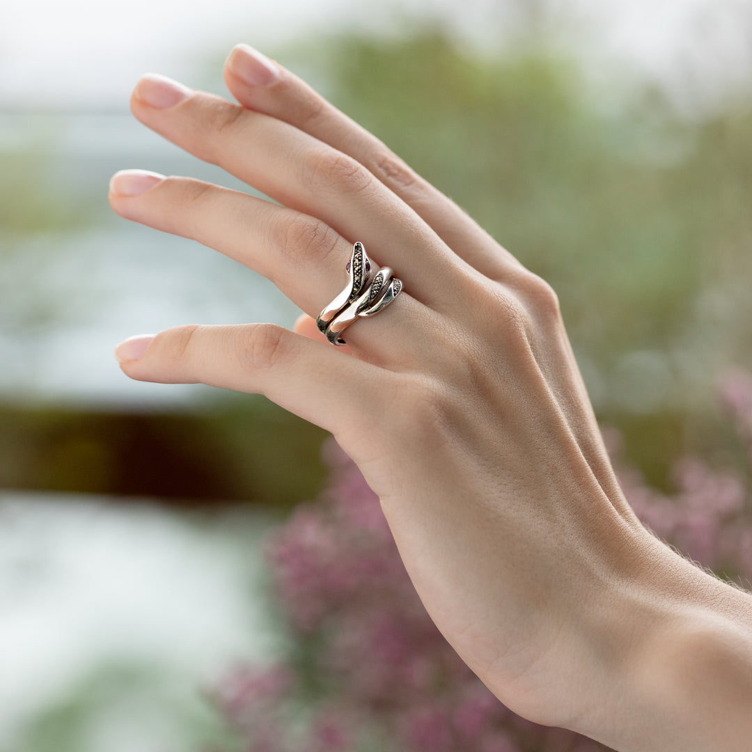 Anillo de serpiente de marcasita y rubí redondo estilo Art Nouveau en plata de ley 925