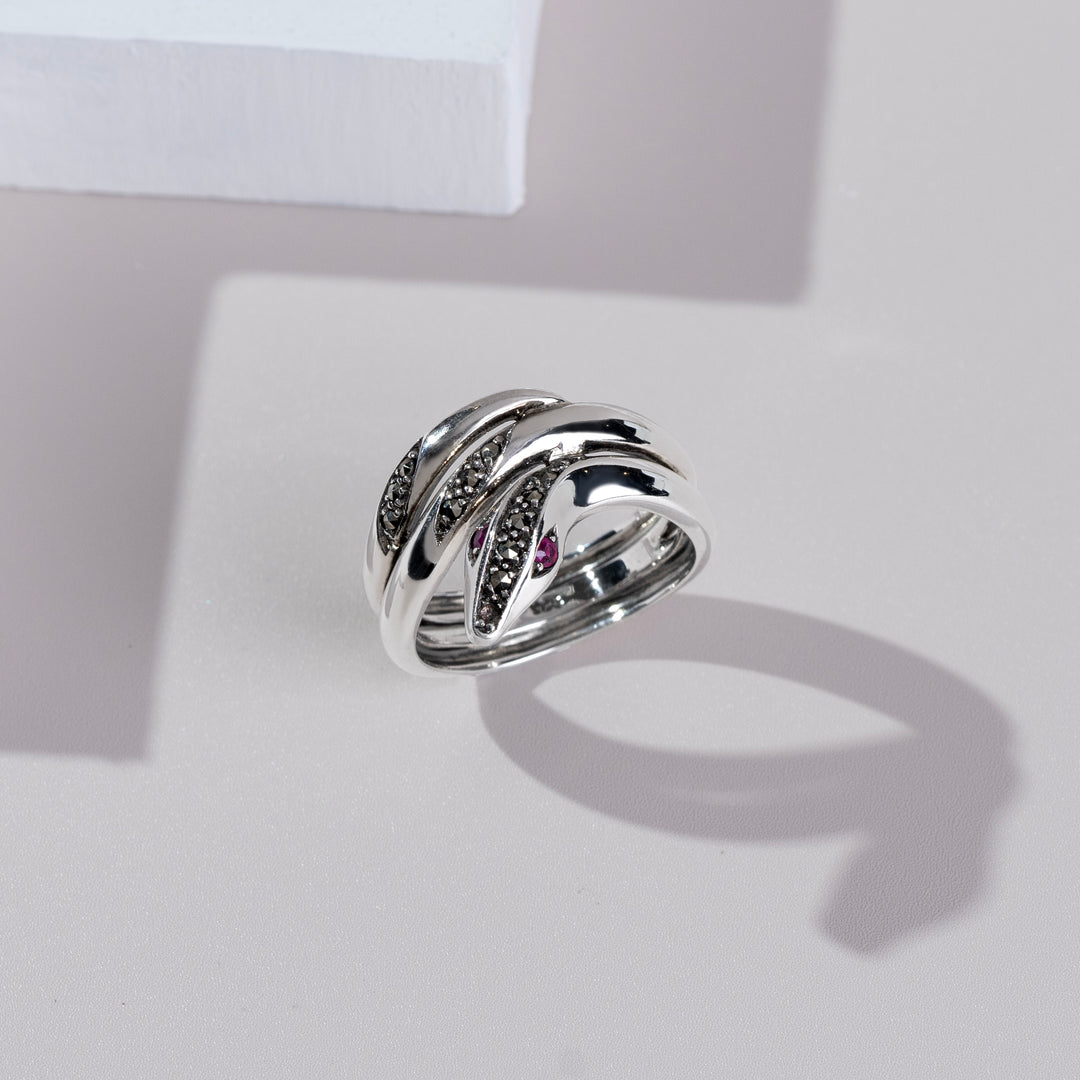 Anillo de serpiente de marcasita y rubí redondo estilo Art Nouveau en plata de ley 925
