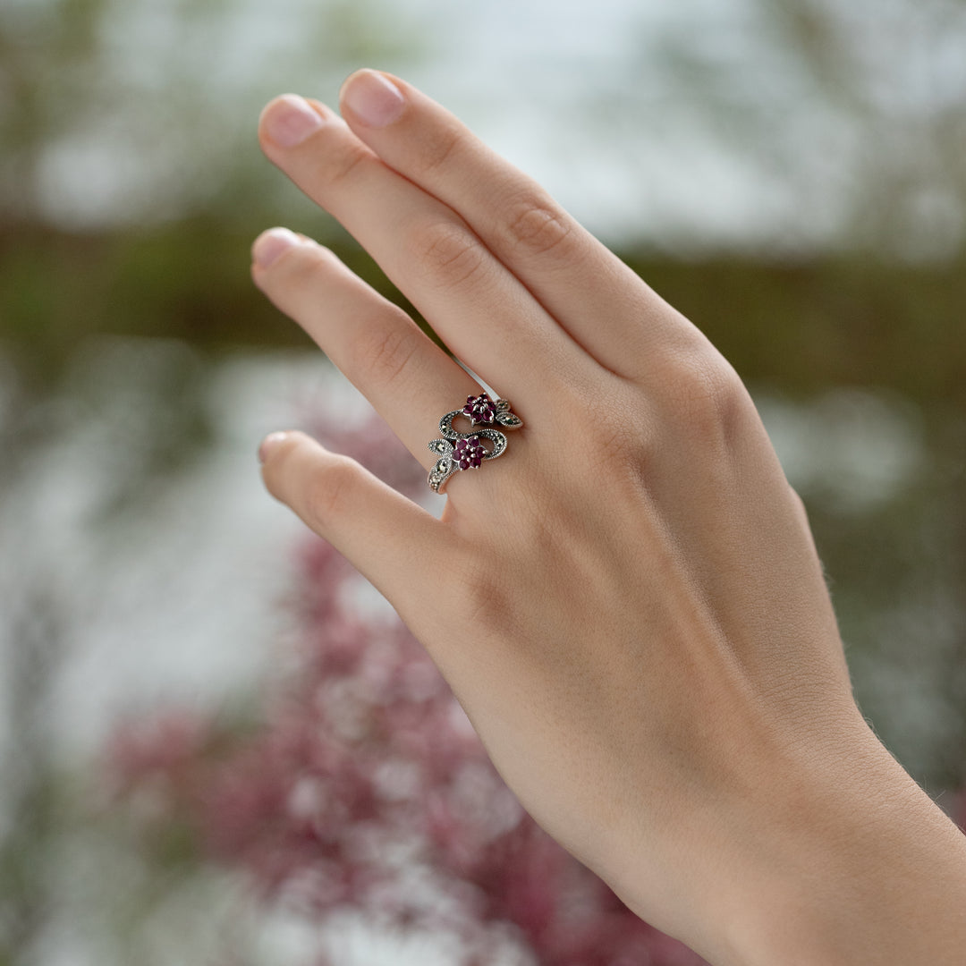 Anillo de flor de marcasita y rubí redondo estilo Art Nouveau en plata de ley