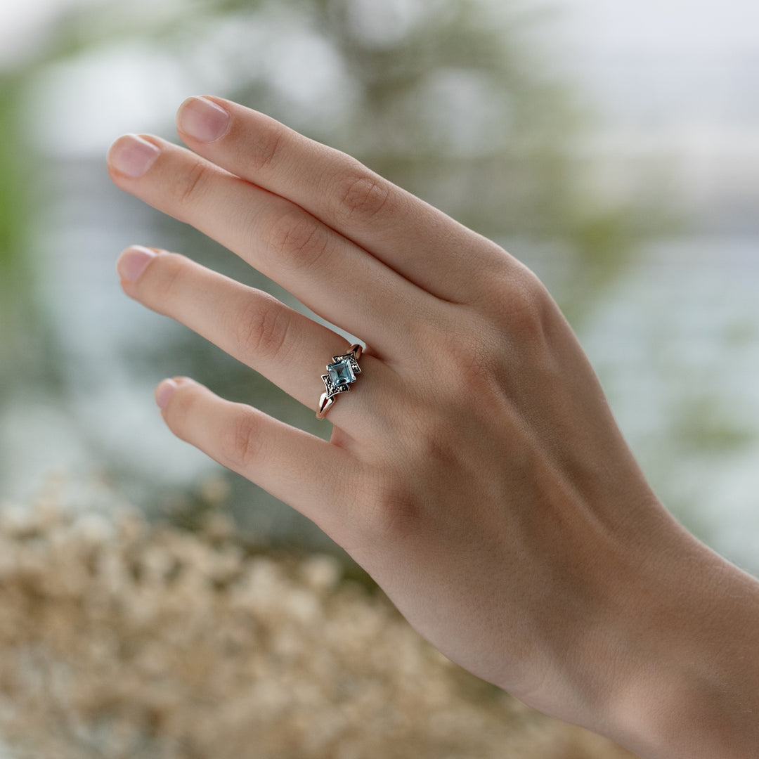 Anillo cuadrado estilo Art Deco con topacio azul y marcasita en plata de ley 925