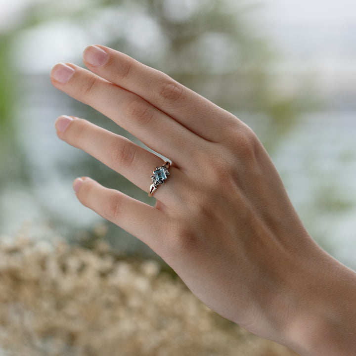 Anillo cuadrado estilo Art Deco con topacio azul y marcasita en plata de ley 925