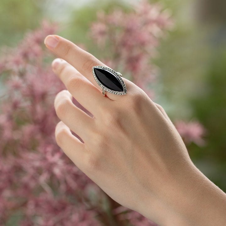 Anillo llamativo estilo marquesa estilo art déco con ónix negro y marcasita en plata de ley 925