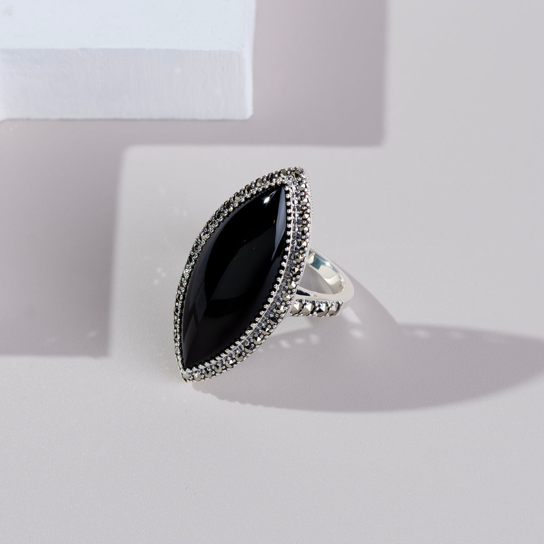 Anillo llamativo estilo marquesa estilo art déco con ónix negro y marcasita en plata de ley 925