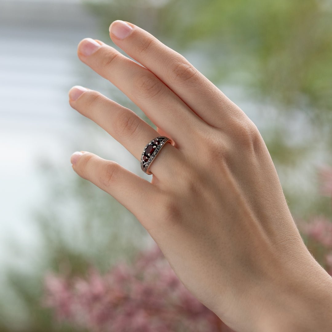 Anillo de tres piedras estilo Art Déco con granate ovalado y marcasita en plata de ley 925