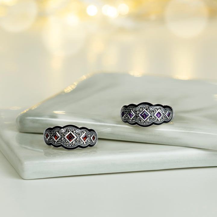 Anillo de cinco piedras y marcasita con granate cuadrado estilo art déco en plata de ley