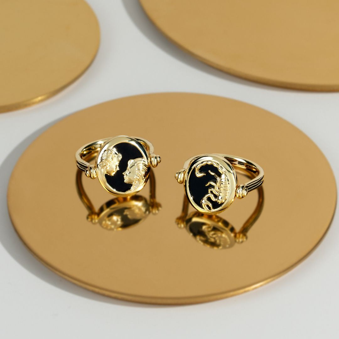 Anillo Flip Gemini con ónix negro del zodiaco en plata chapada en oro de 18 quilates
