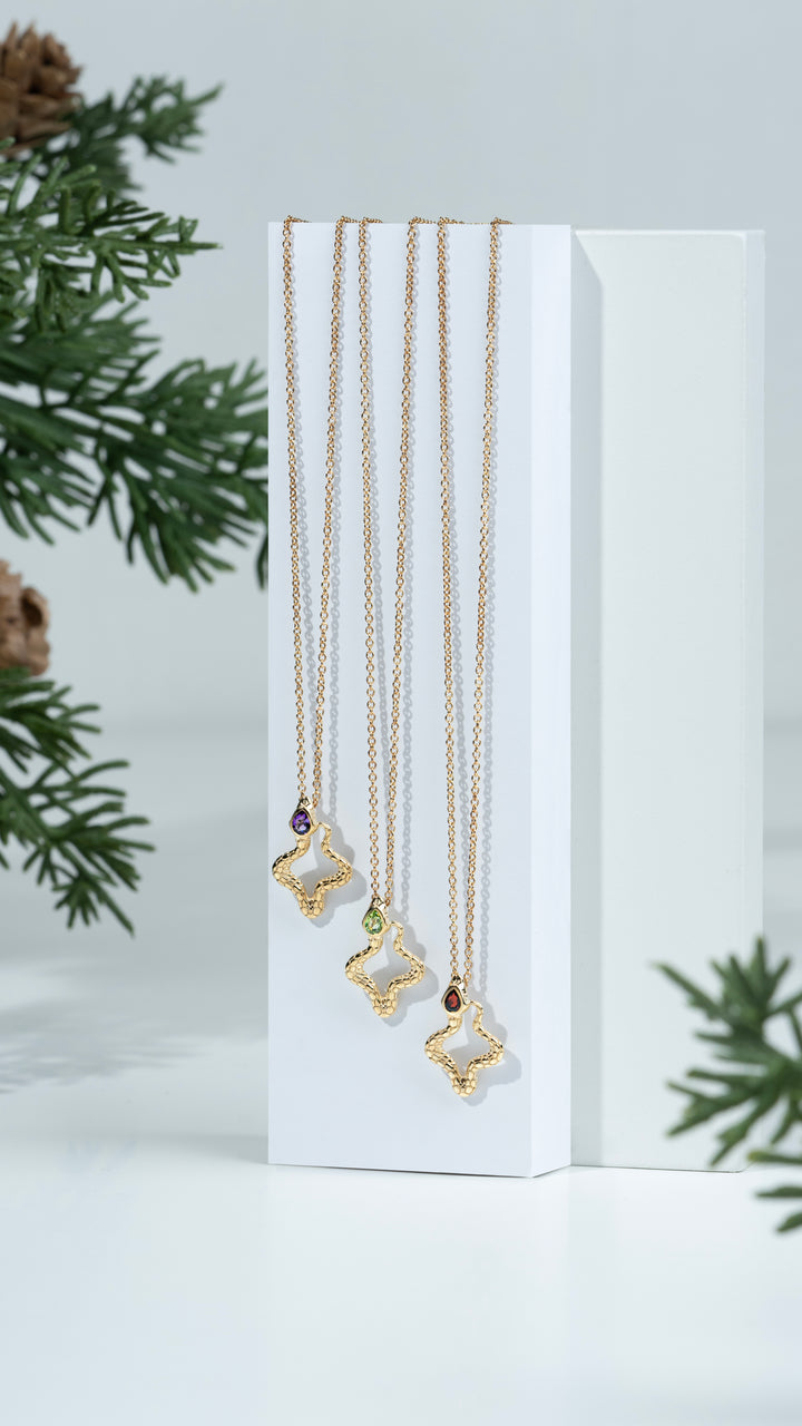 Collar con colgante de serpiente y granate ECFEW™ en plata de ley bañada en oro
