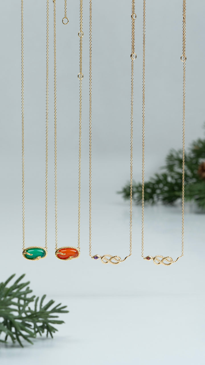 Collar con colgante de serpiente de cornalina ECFEW™ en plata de ley bañada en oro