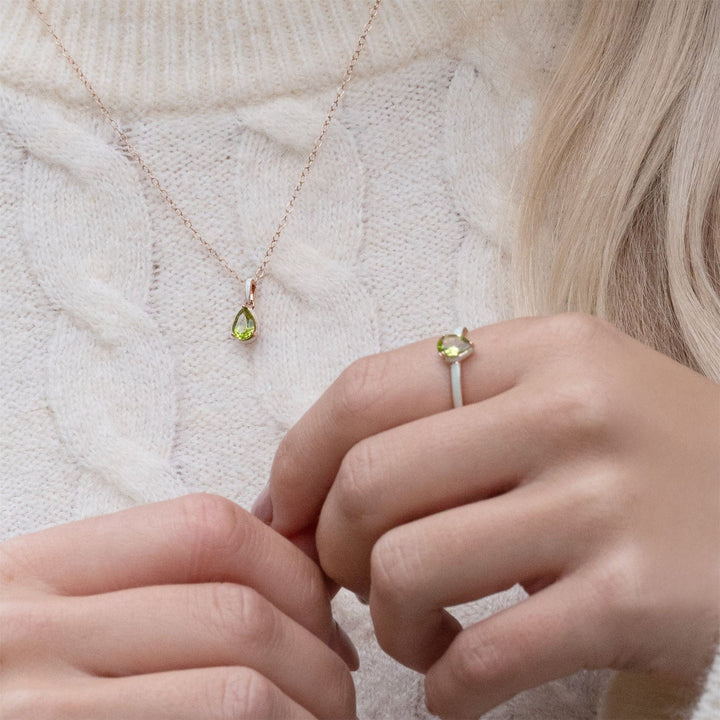 Collar con colgante de peridoto pera y esmalte verde de Vals Siberiano en oro vermeil rosa