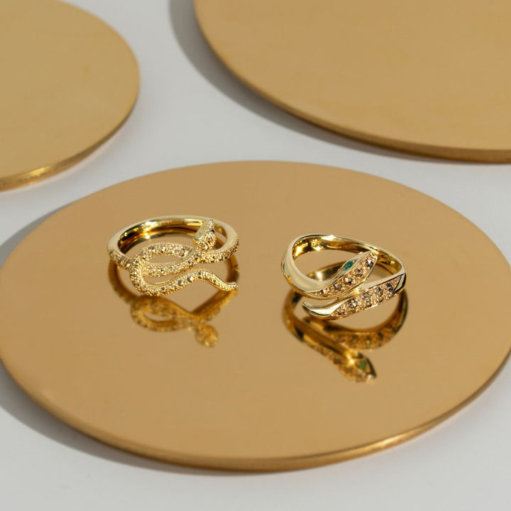 Anillo de serpiente de marcasita con ojos de esmeralda en plata de ley bañada en oro