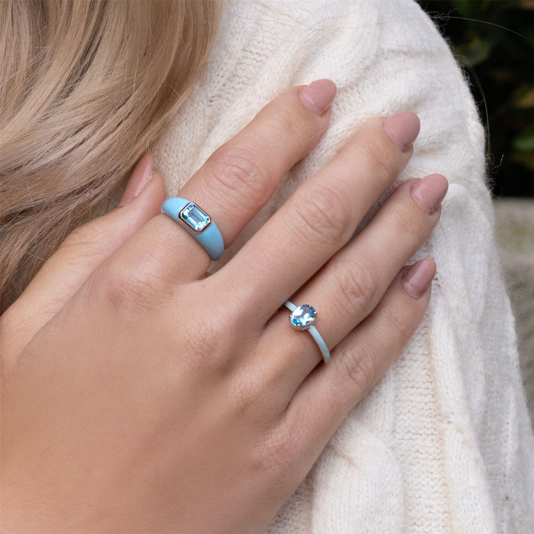 Anillo de esmalte azul y topacio azul cielo ovalado de Vals Siberiano en oro vermeil rosa