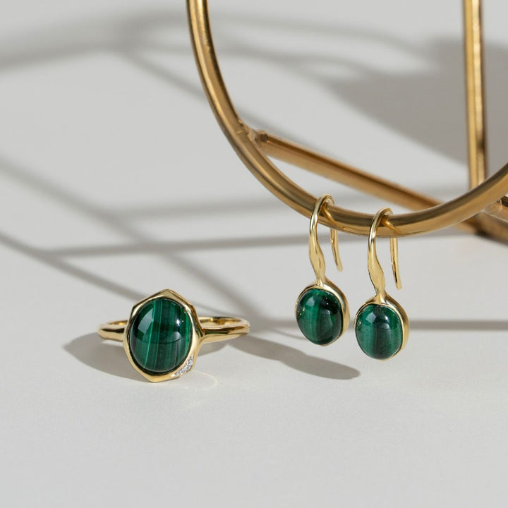 Aretes colgantes irregulares con gema B y malaquita en plata con baño de oro amarillo