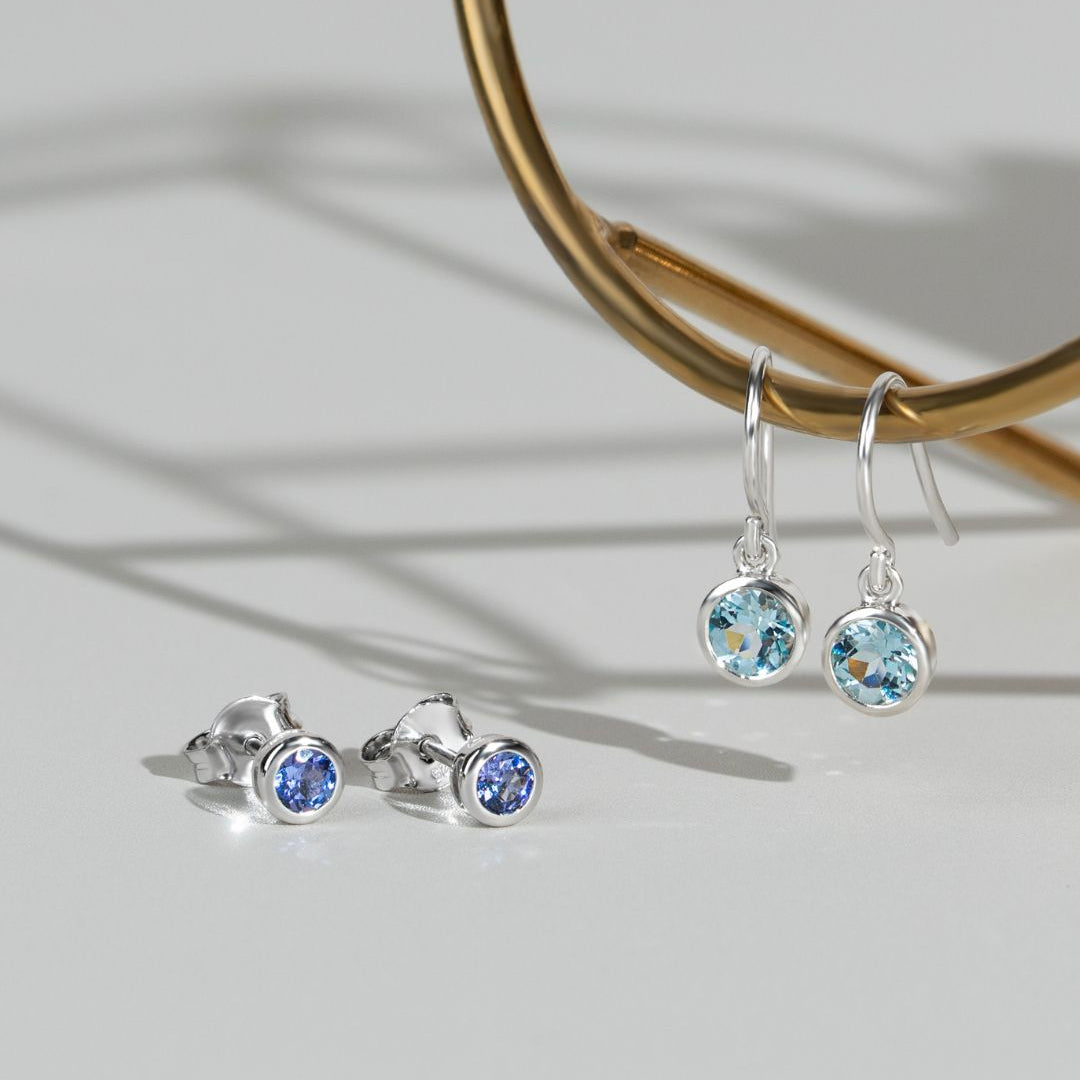 Aretes redondos clásicos con bisel de tanzanita en plata de ley