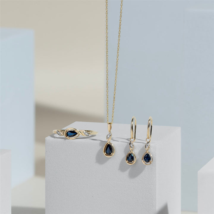 Collar clásico con colgante de zafiro pera y diamantes en oro amarillo de 9 quilates