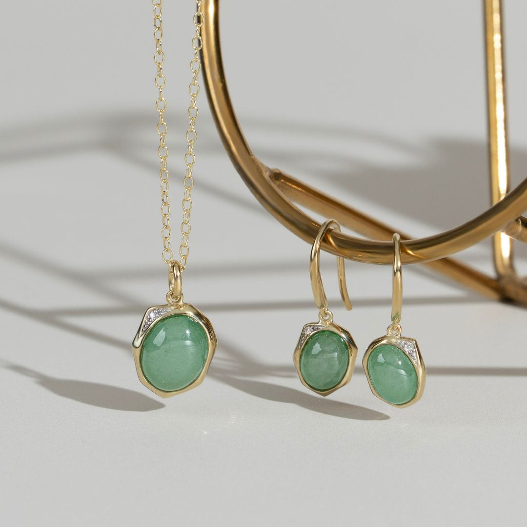 Pendientes colgantes de jade y diamantes con gemas B irregulares en plata bañada en oro amarillo