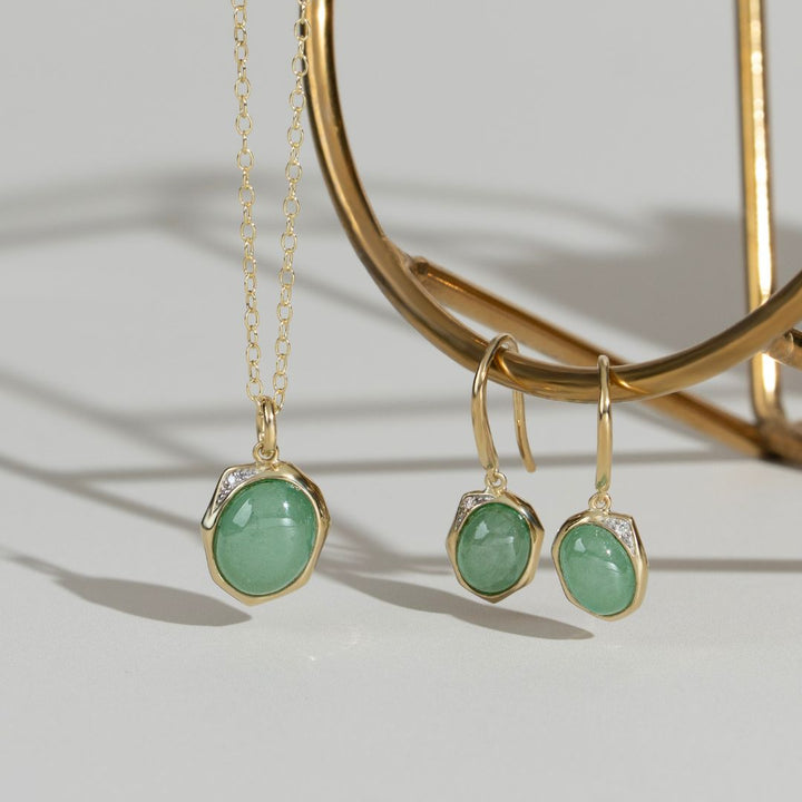 Pendientes colgantes de jade y diamantes con gemas B irregulares en plata bañada en oro amarillo