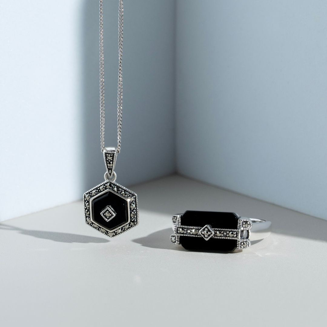 Anillo estilo Art Déco con barra rectangular de ónix negro y marcasita en plata de ley 925