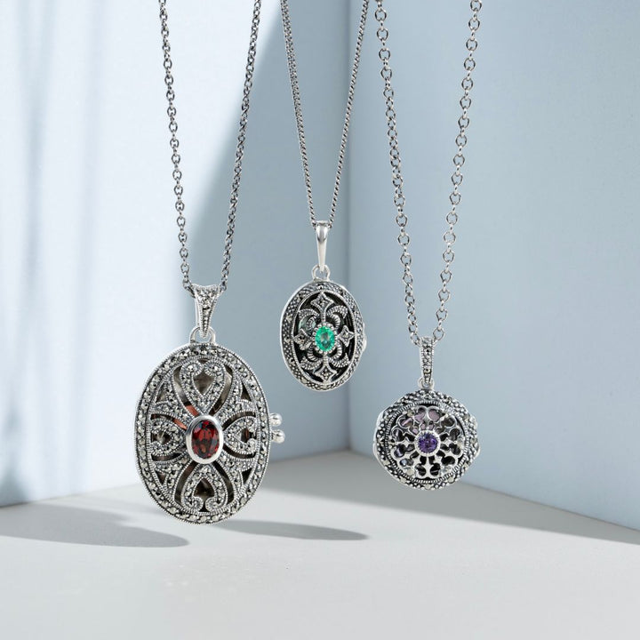 Colgante estilo Art Nouveau con medallón ovalado de granate y marcasita en plata de ley 925