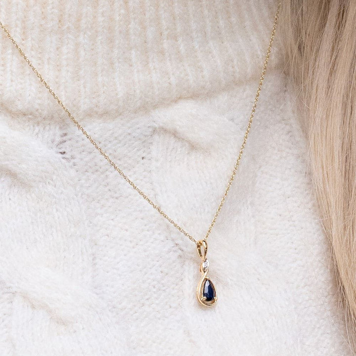 Collar clásico con colgante de zafiro pera y diamantes en oro amarillo de 9 quilates