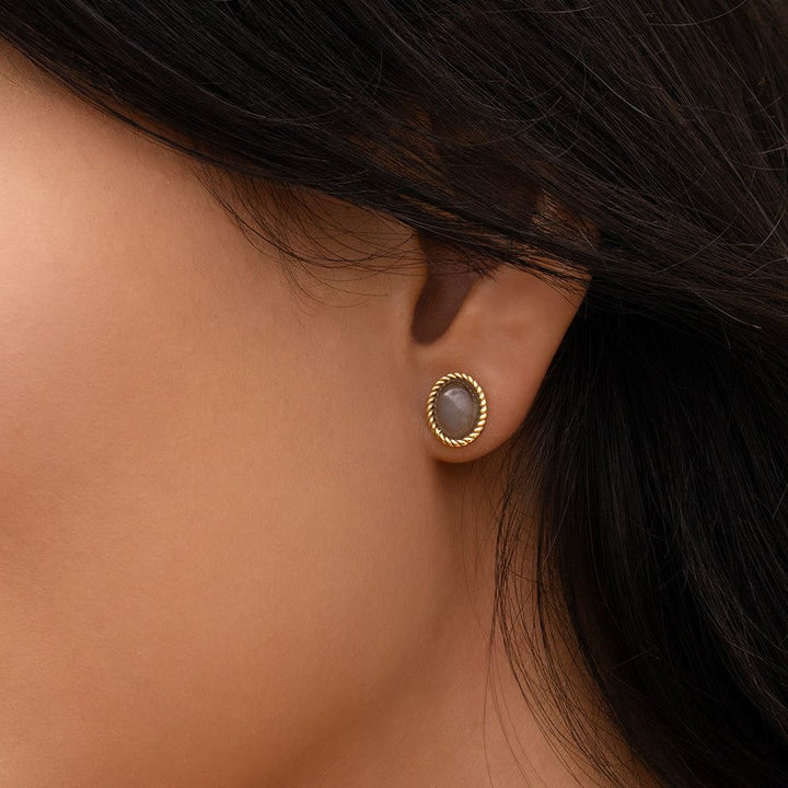 Pendientes clásicos de piedra lunar negra ovalada en oro amarillo de 9 quilates