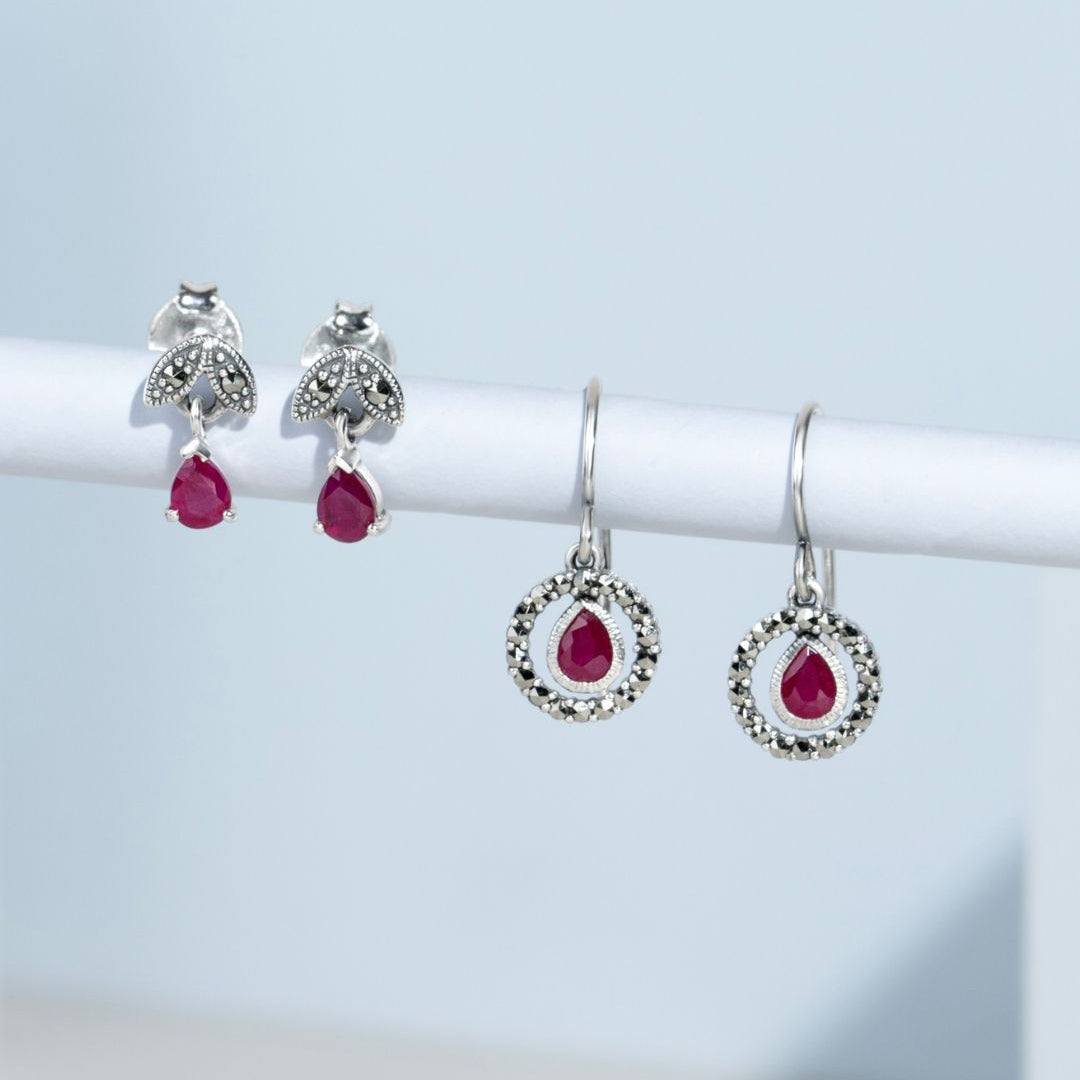 Aretes colgantes estilo Art Nouveau con pera, rubí y marcasita en plata de ley 925