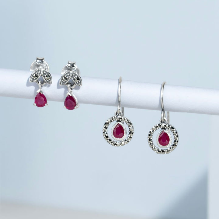 Aretes colgantes estilo Art Nouveau con pera, rubí y marcasita en plata de ley 925