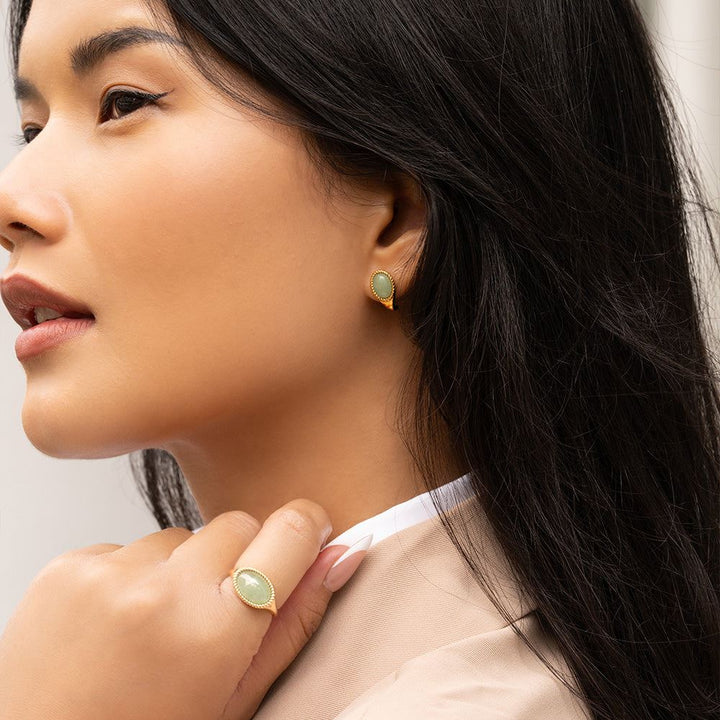 Pendientes clásicos ovalados de jadeíta verde en oro amarillo de 9 quilates