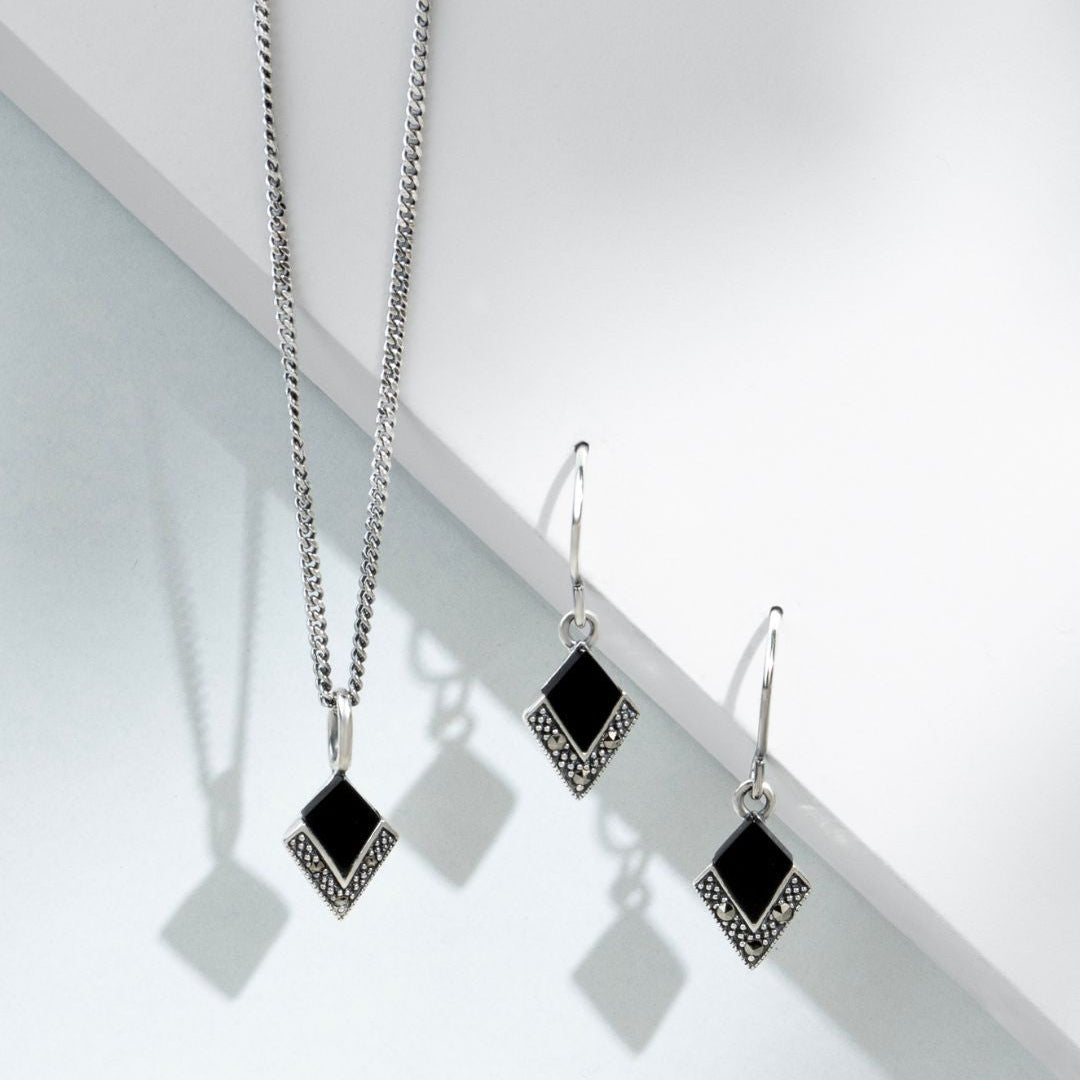 Colgante estilo Art Déco con cabujón de ónix negro y marcasita en plata de ley 925