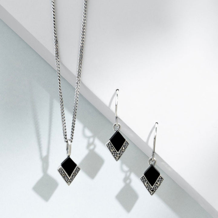 Colgante estilo Art Déco con cabujón de ónix negro y marcasita en plata de ley 925