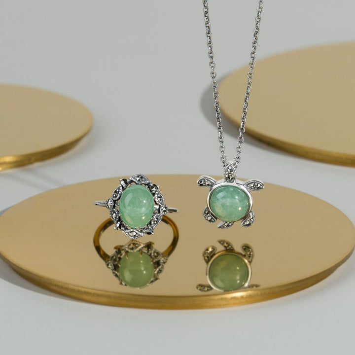 Anillo llamativo estilo Art Nouveau con jade verde ovalado y marcasita