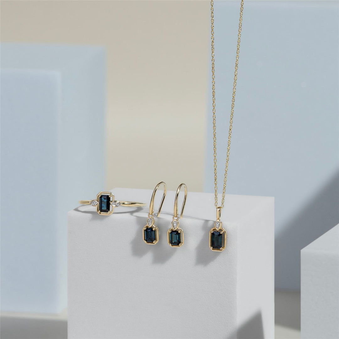 Pendientes colgantes clásicos de zafiro baguette y diamantes en oro amarillo de 9 quilates