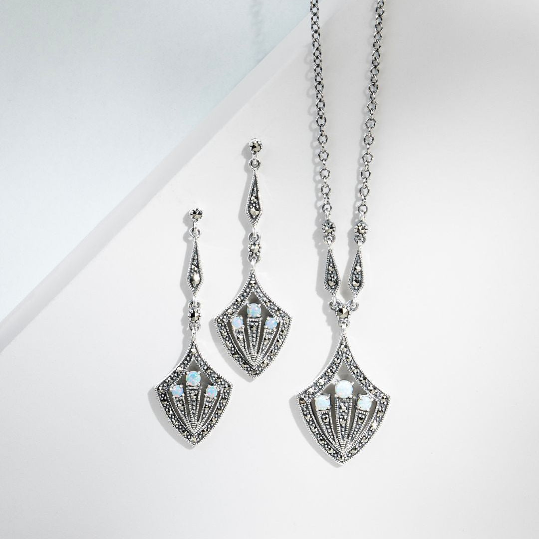 Aretes colgantes estilo art déco con cabujón redondo de ópalo y marcasita en plata