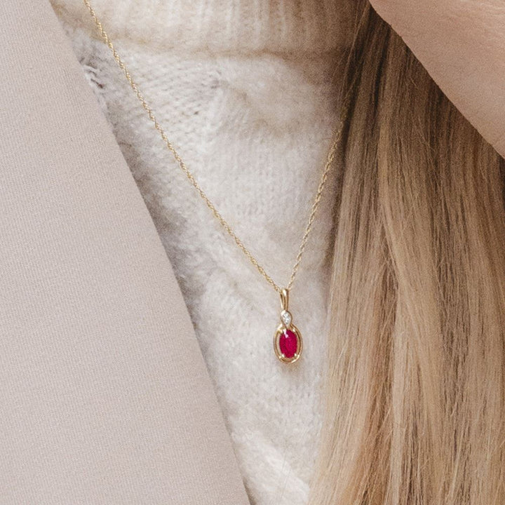 Collar clásico con colgante de rubí ovalado y diamante redondo en oro amarillo de 9 quilates
