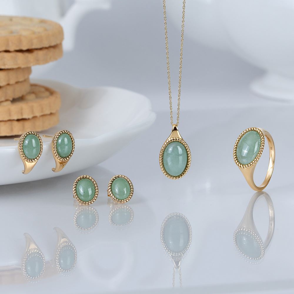 Anillo clásico de jadeíta verde ovalada en oro amarillo de 9 quilates
