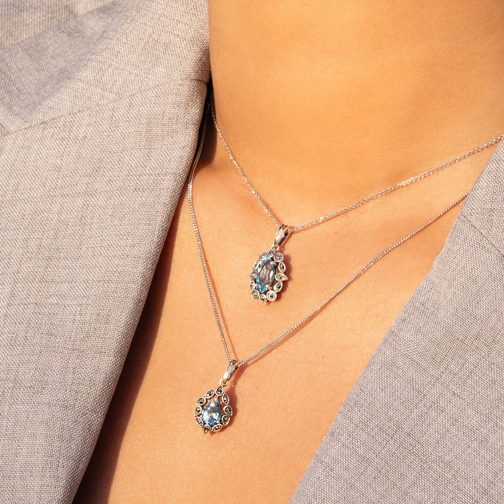 Collar con colgante de topacio azul marquesa y marcasita estilo art déco en plata de ley.