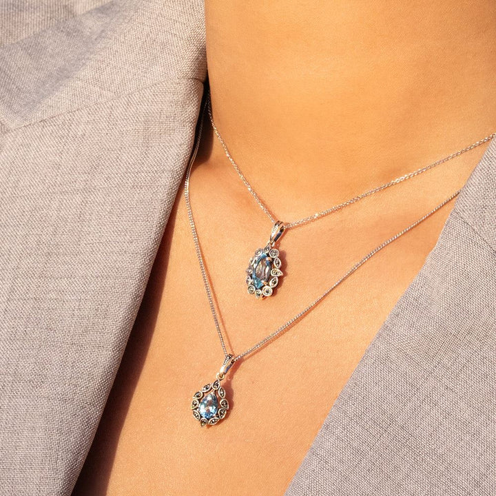 Collar con colgante de topacio azul marquesa y marcasita estilo art déco en plata de ley.
