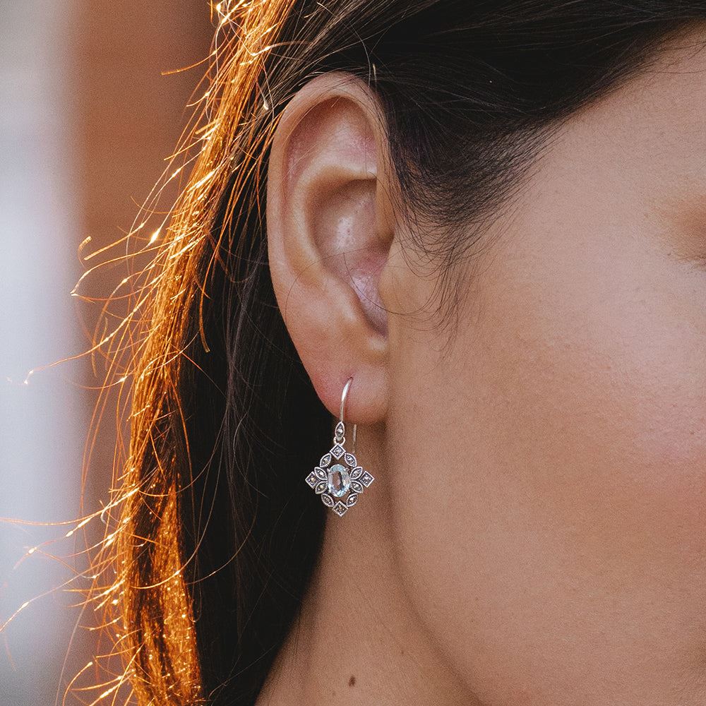 Pendientes colgantes de topacio azul ovalado y marcasita estilo Art Déco en plata de ley