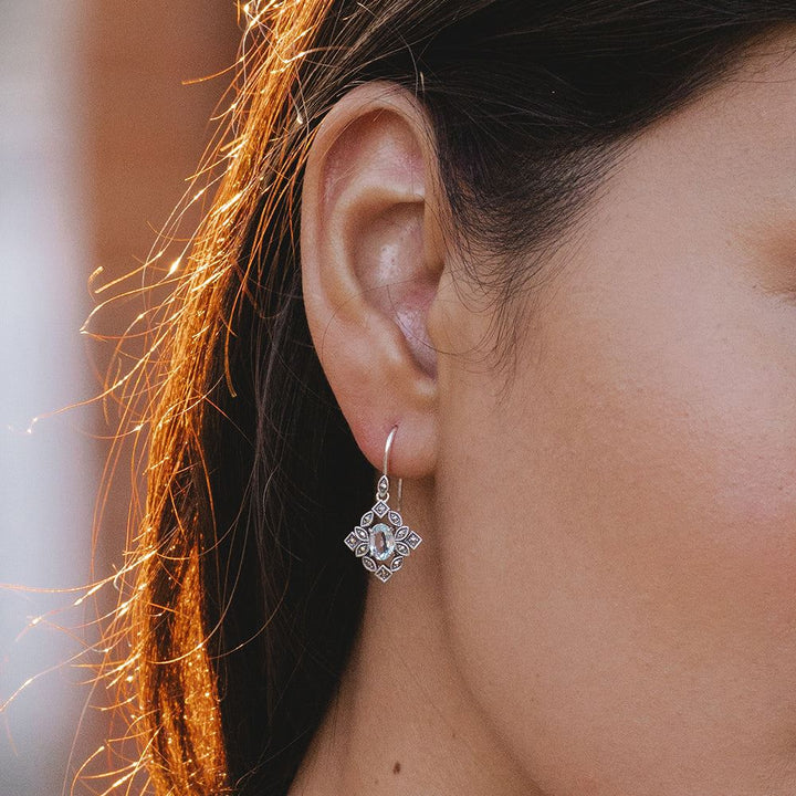 Pendientes colgantes de topacio azul ovalado y marcasita estilo Art Déco en plata de ley