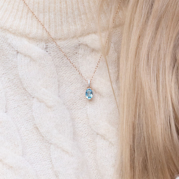 Collar con colgante de esmalte azul y topacio azul cielo ovalado de Vals Siberiano en oro vermeil rosa